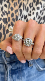 Pendientes Huggies con bisel pavé en relieve