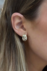 Pendientes Huggies con bisel pavé en relieve