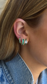Pendientes Huggies con bisel pavé en relieve