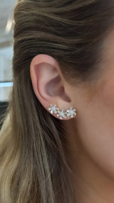 Pendientes Huggies con bisel pavé en relieve