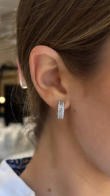 Pendientes Huggies con bisel pavé en relieve