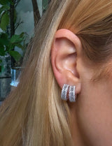 Pendientes Huggies con bisel pavé en relieve