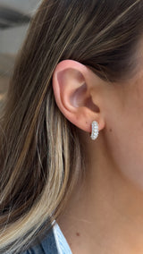 Pendientes Huggies con bisel pavé en relieve