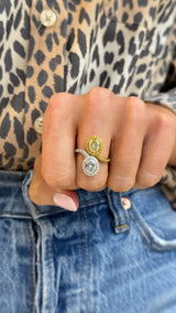 Pendientes Huggies con bisel pavé en relieve