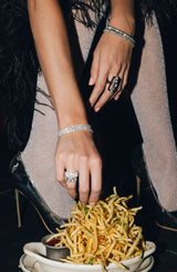 Banda de diamantes ovalada con bisel