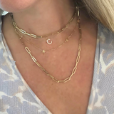 Collar con inicial de un solo diamante