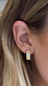 Pendientes Huggies con bisel pavé en relieve