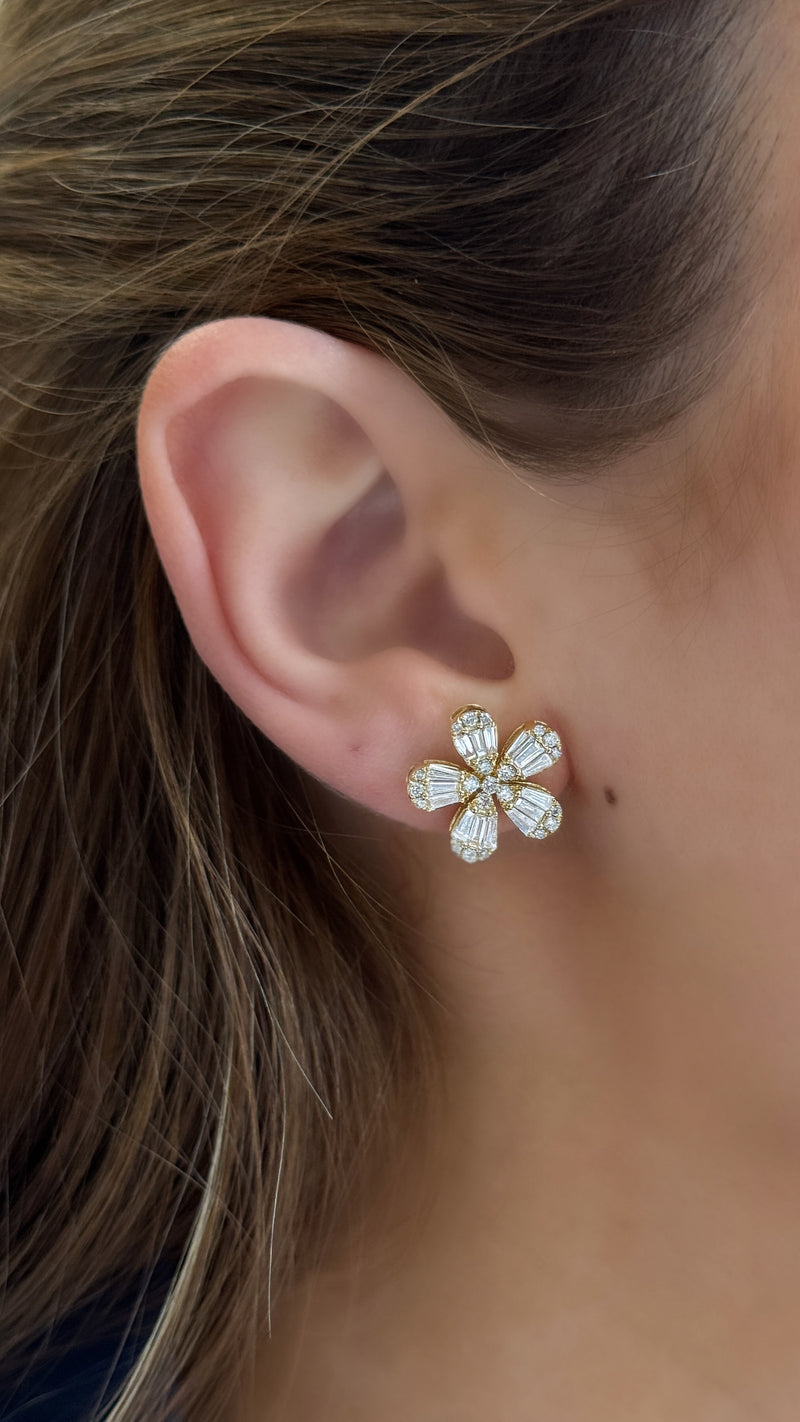 Pendientes con forma de flor y diamantes en talla baguette