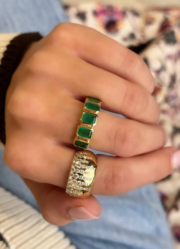 Anillo con bisel de esmeralda 