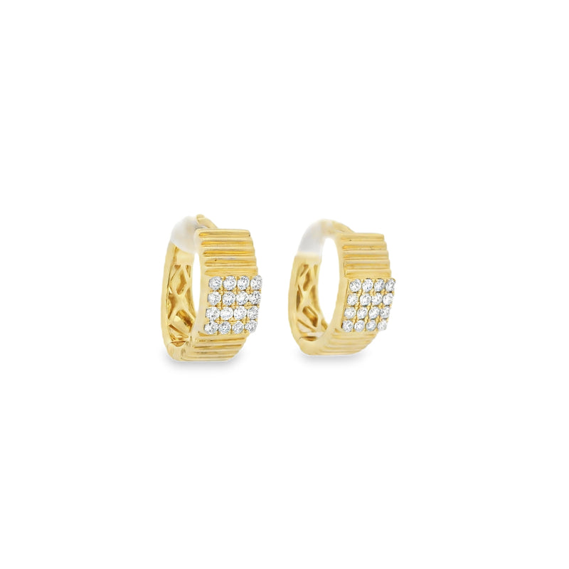 Pendientes Huggies con bisel pavé en relieve