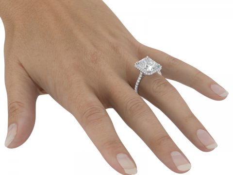 Solitario radiante de 5,45 ct con halo de diamantes